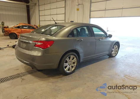 2013 Chrysler 200 Lx z USA, uszkodzony, nr VIN 1C3CCBAB2DN647996